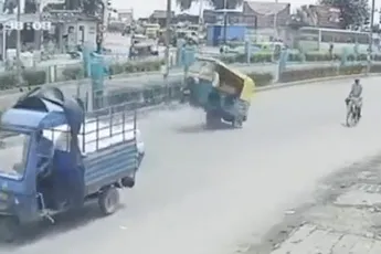 Tuktuk gaat vliegen door losgeschoten wiel