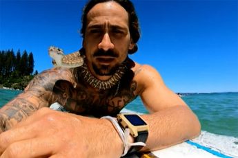 Australiër gaat surfen met zijn python