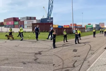 Bikelife boys in Zuid Limburg doen verslag van scootermeeting die gestopt wordt door politie