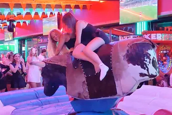 Gewoon omdat het kan: Kijken naar dames op mechanische stier in Benidorm