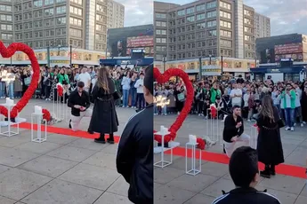 Man doet aanzoek op drukke Alexanderplatz in Berlijn, zij zegt nee en rent weg