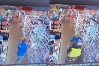 Man in scootmobiel rijdt medewerkster Appie aan en laat haar hoeken van de supermarkt zien