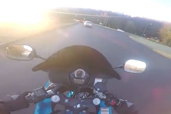 Motorrijder wordt verblind door de zon maar blijft doorgassen