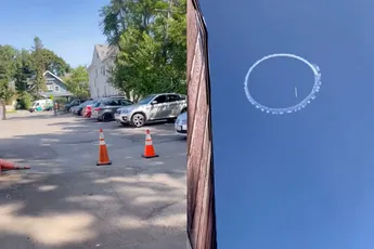 Omdat je ook vrolijkheid in je leven nodig hebt en vliegtuigje zorgt daarvoor