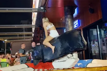 Piloot van de mechanische stier in Spaanse Benidorm weet wat mensen willen zien