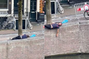 Van de kaart, maar wel gelijk wakker door val in Amsterdamse gracht