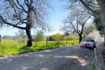 Toeschouwers toch wel onder de indruk van rallywagen die voorbij scheurt tijdens Rally van Chili
