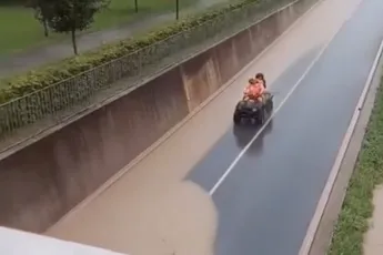 Quad duidelijk niet gemaakt om door het water mee te jakkeren