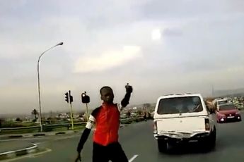 Zuid-Afrikaan rijdt gewapende overvaller omver om geen slachtoffer te worden