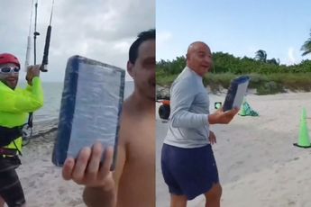 Kitesurfer voor de kust van Miami vind waardevol pakketje in het water