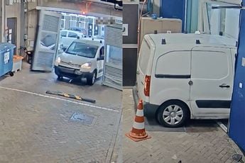 Auto ramt politiebureau in Rotterdam