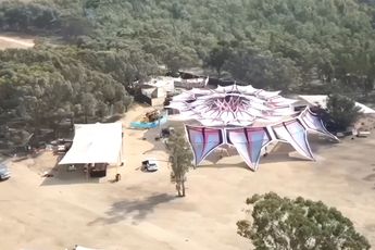 Drone maakt beelden hoe festivalterrein in Israel eruit ziet na aanval van Hamas