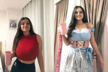 Een heerlijke compilatie van dames die Oktoberfest Dirndl jurkjes dragen