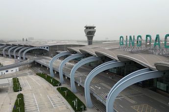 Nederlandse avonturier neemt een kijkje op een groot verlaten vliegveld in China