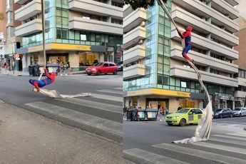 Spider-Man vermaakt mensen voor het rode verkeerslicht in Argentinië