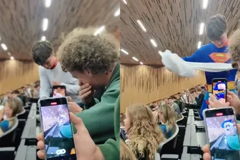 Superman krijgt belangrijke oproep tijdens les vol met toekomstige advocaten