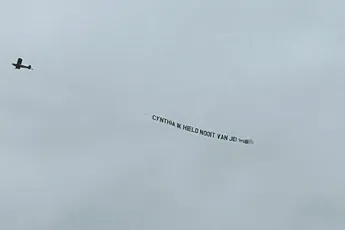 Vliegtuigje boven Apeldoorn: 'Cynthia ik hield nooit van je!'
