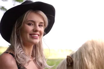 Voorproefje van de mooiste platteland dames in de Boerinnen Kalender 2024