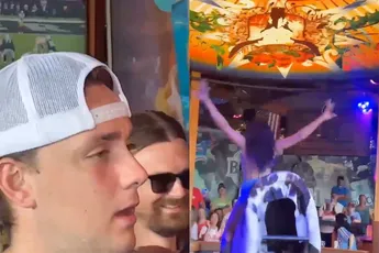 Vrouw geeft showtje op rodeo stier, gast is enorm onder de indruk