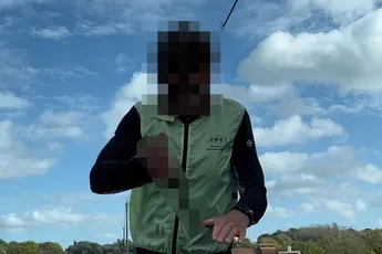 Ondertussen in Belgie: Agressieve wielrenner bedreigt jong gezin in auto met mes