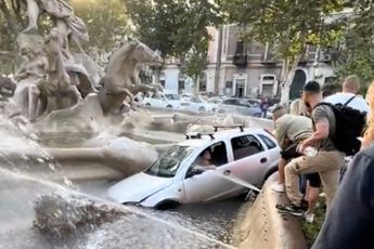 Dame parkeert haar Opel in een 119 jaar oude fontein