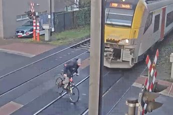 Belgische knul kruipt door oog van de naald op spoorwegovergang in Wervik