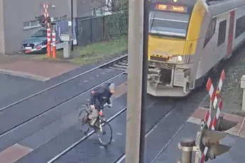 Belgische knul kruipt door oog van de naald op spoorwegovergang in Wervik