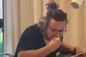 Voedseldief gaat niet meer pikken uit de algemene koelkast na dit geintje