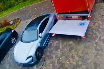 Poolse chauffeur sloopt Porsche Taycan en rijdt vrolijk verder