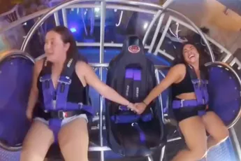 Dame gaat 12 keer aan en uit tijdens Slingshot op Bali