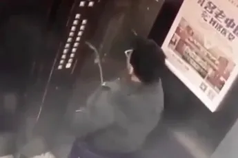 Asociaal gedrag in de lift per direct afgestraft door moedertje Karma