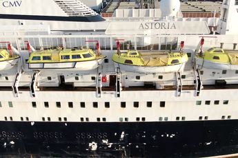 Avonturier neemt 'illegaal' een kijkje op cruiseschip MV Astoria in Rotterdamse haven
