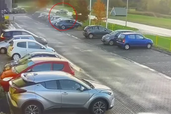 Beelden opgedoken van heftige crash van auto die uit de bocht vliegt in Enschede