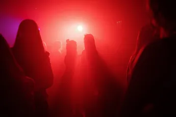 Gezellig meezingen in een club ergens in Duitsland: "Ausländer raus"