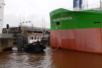 Kapitein van sleepboot denkt dat hij in de botsauto's zit