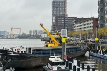 Lijkt erop dat binnenvaartschip op drift is geraakt in Rotterdam