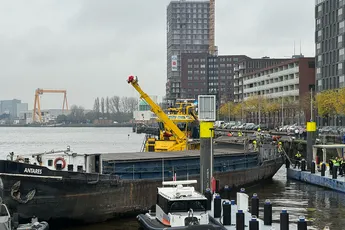 Lijkt erop dat binnenvaartschip op drift is geraakt in Rotterdam