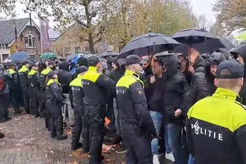 Ondertussen in De Lier: Politie grijpt in bij intocht Sint, KOZP bekogeld met eieren en vuurwerk