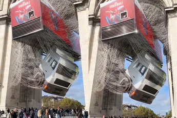 Ondertussen in Parijs: Spider Man heeft een vrachtwagen opgehangen onder Arc de Triomphe...