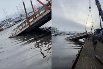Rondvaartboot takelen gaat fout in Amsterdam en schip zinkt