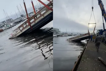 Rondvaartboot takelen gaat fout in Amsterdam en schip zinkt