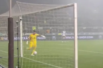 Keeper Daniel Fernandes maakt misschien wel het meeste vreemde eigen doelpunt ooit
