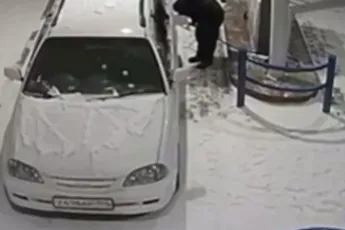 Knakker wilde tijdens het tanken even kijken of zijn tank al een beetje vol zat