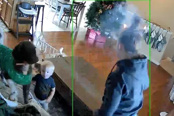 Moeder zet per ongeluk haar kapsel in de hens