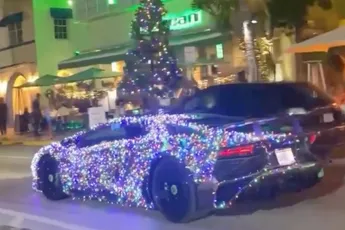 Opvallen in Miami met een glinsterende kerst Lamborghini