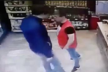 Kleine man neemt het op tegen grote kerel tijdens potje MMA in de supermarkt