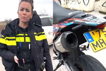 Mevrouw de politieagent wil legale motorfiets op de rollenbank
