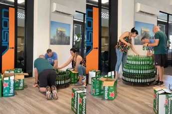 Kiwi’s maken een dijk van een Heineken kerstboom