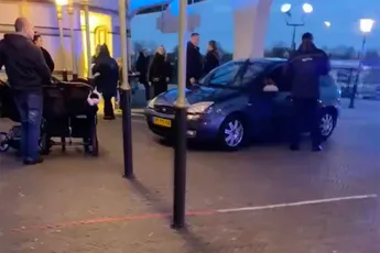Doe eens gek: Man rijdt onder invloed van drugs entreegebouw van Efteling binnen