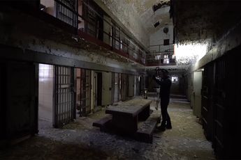 Een kijkje in een verlaten gevangenis in Amerika